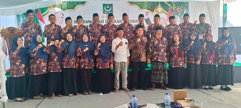 Foto Bersama Panita MUSDA II PD NWDI Lotim dan Ketua Terpilih DR. TGH. Sholah Sukarnawadi, MA, Minggu (18/10/2026) (Dok. Pribadi) Foto Bersama Panita MUSDA II PD NWDI Lotim dan Ketua Terpilih DR. TGH. Sholah Sukarnawadi, MA, Minggu (18/10/2026) (Dok. Pribadi)
